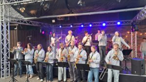 The GEOrge in voller stärke mit Instrumenten auf der Bühne