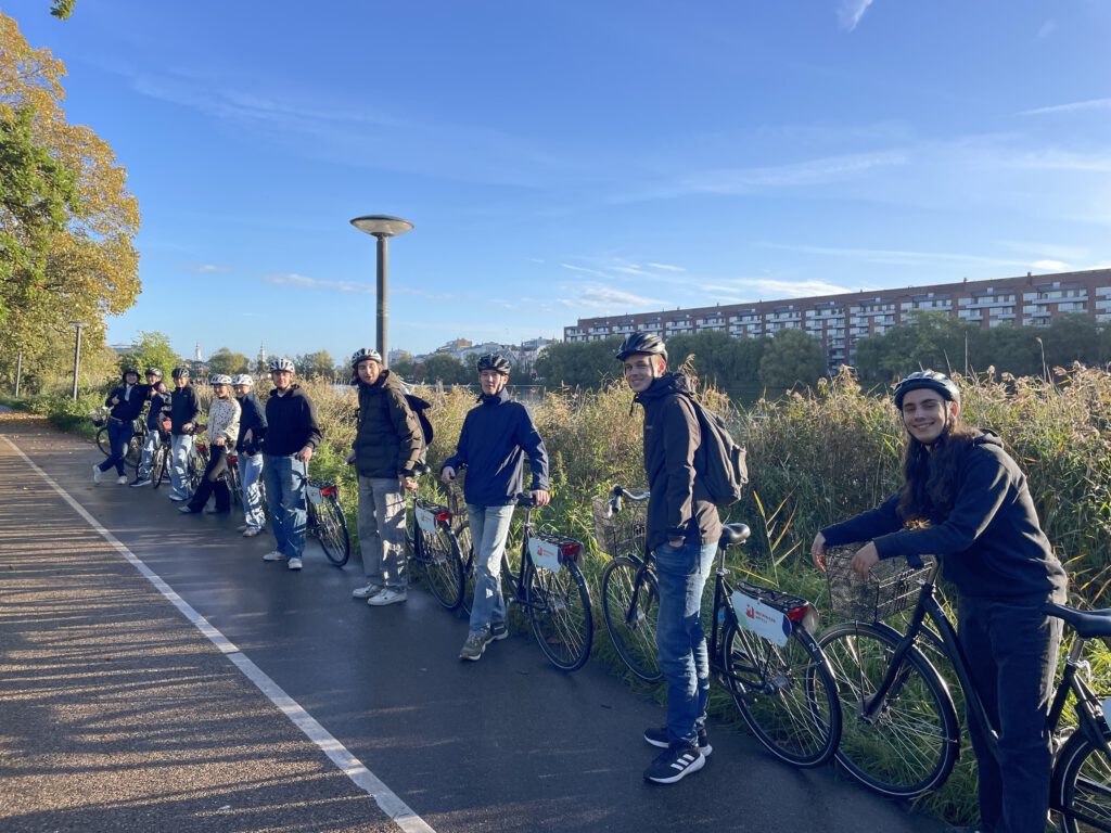 Schülergruppe mit Fahrrad