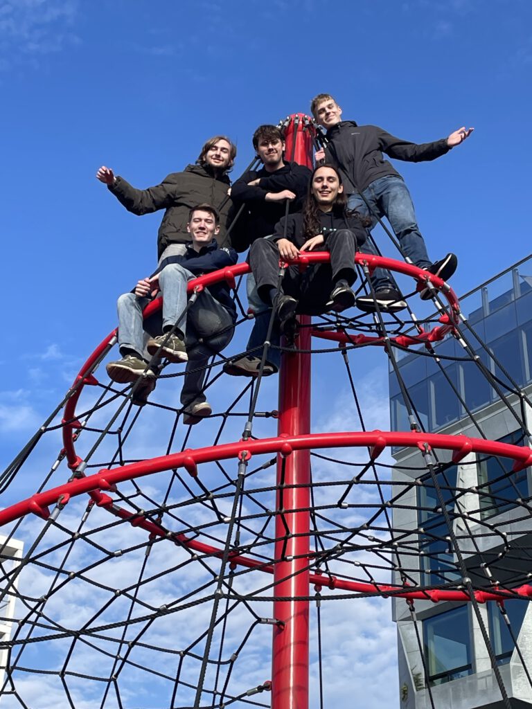 einige Schüler auf Kletterspinne