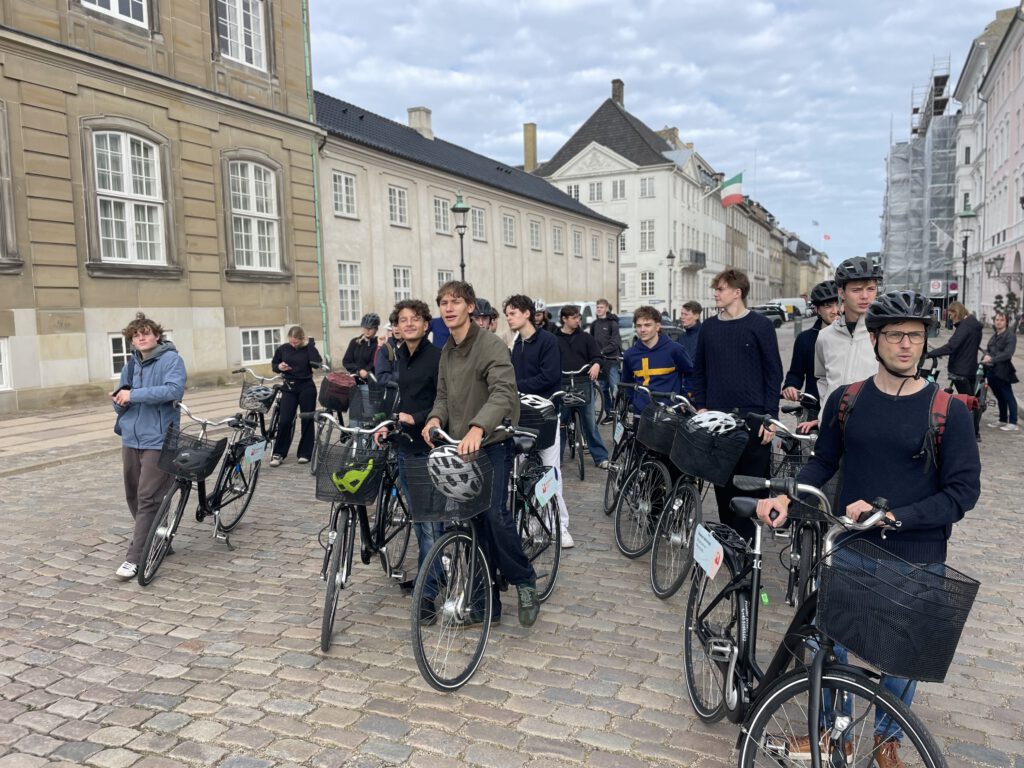 Zahlreiche Schülerinnen und Schüler mit Rad vor Abfahrt der Radtour